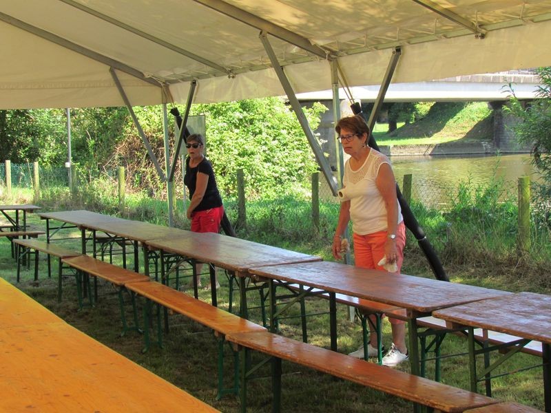 un petit coup d'éponge sur les tables et les bancs