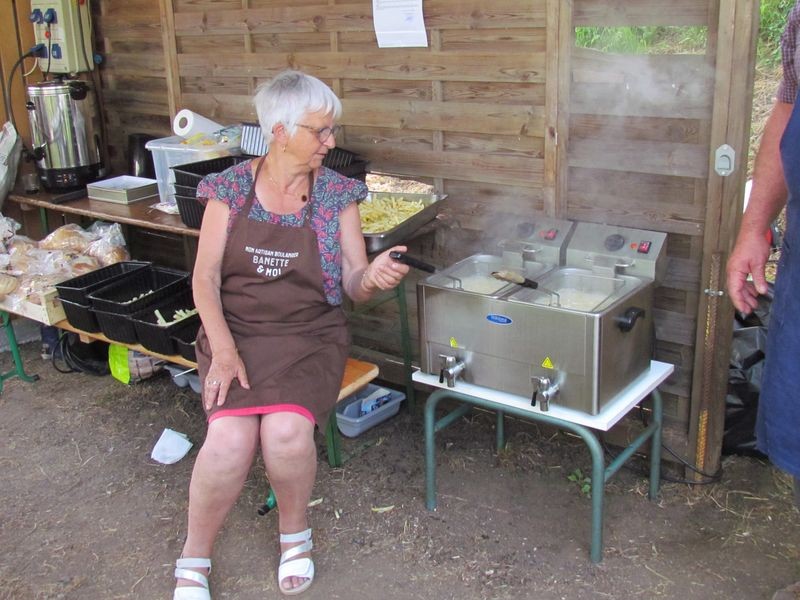 Annick préposée aux frites