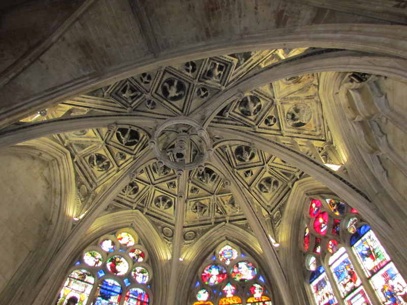 LA NEF DE L'EGLISE AVEC SES VITRAUX