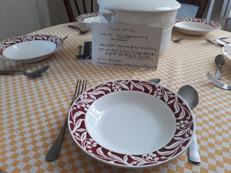 La table est mise pour les enfants, déjà la cantine !